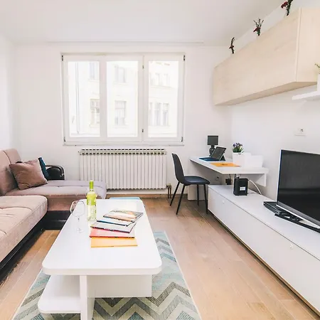 Modern 2bdr Apartment-cathedral View-best Location 公寓 塞拉耶佛