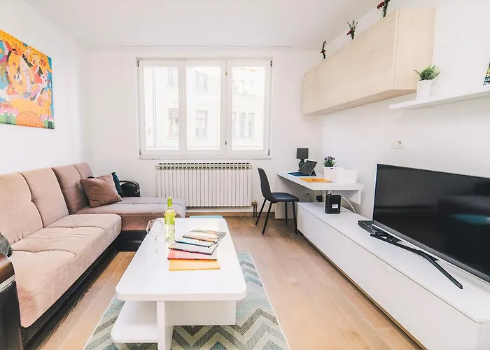 Modern 2bdr Apartment-cathedral View-best Location 公寓 塞拉耶佛